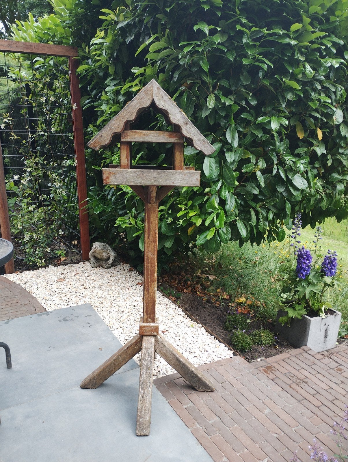 Houten vogelhuisje op standaard, Tuin en Terras, Vogelhuisjes en Vogelbaden, Gebruikt, Ophalen