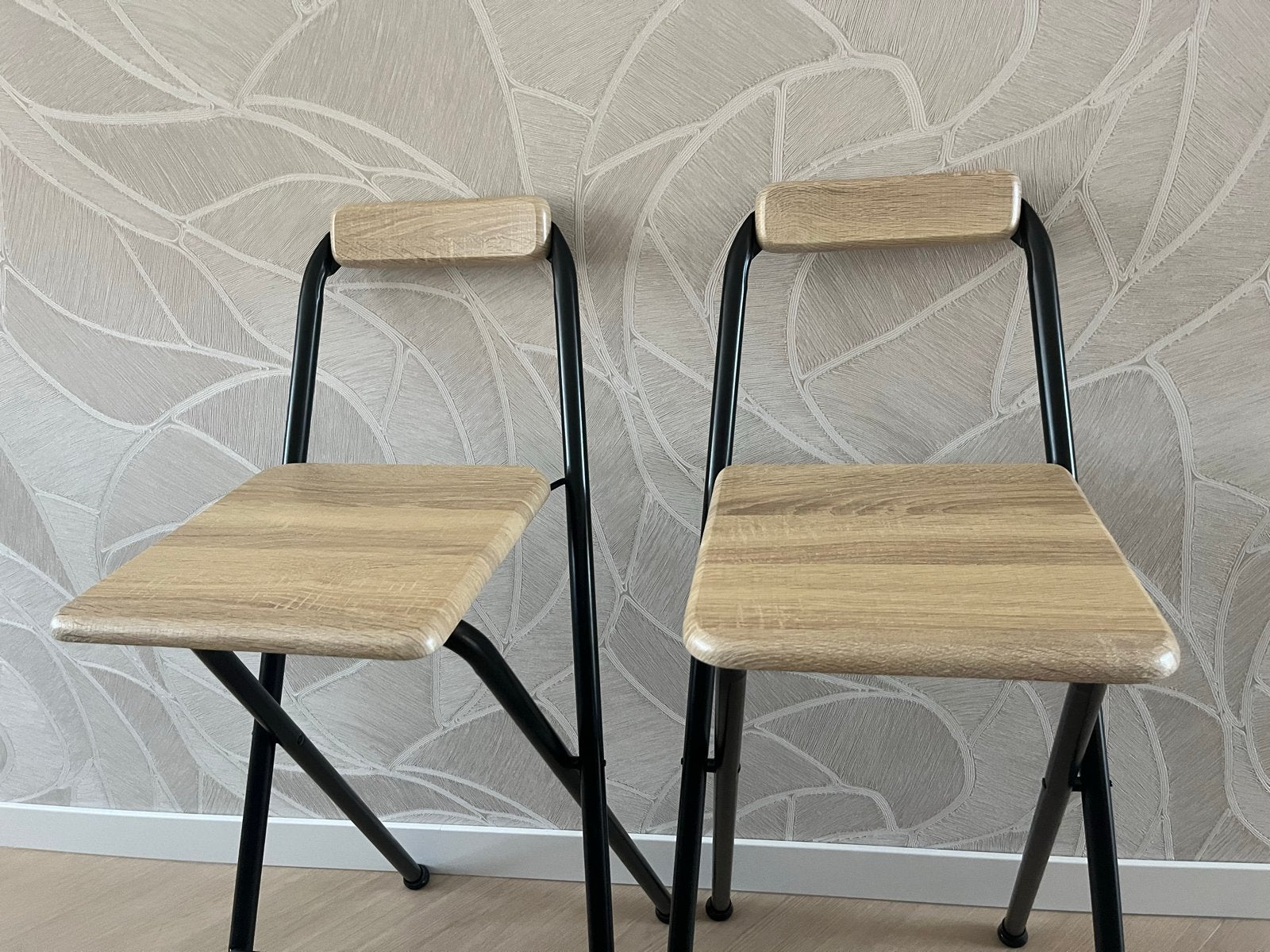 Set van 2 opvouwbare barkrukken - Hout en Metaal, Huis en Inrichting, Stoelen, Ophalen, Twee, Zwart, Zo goed als nieuw
