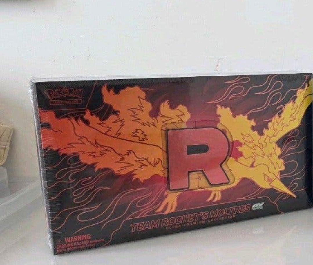 Team Rocket's Moltres en Surging sparks, Hobby en Vrije tijd, Verzamelkaartspellen | Pokémon, Ophalen of Verzenden, Nieuw