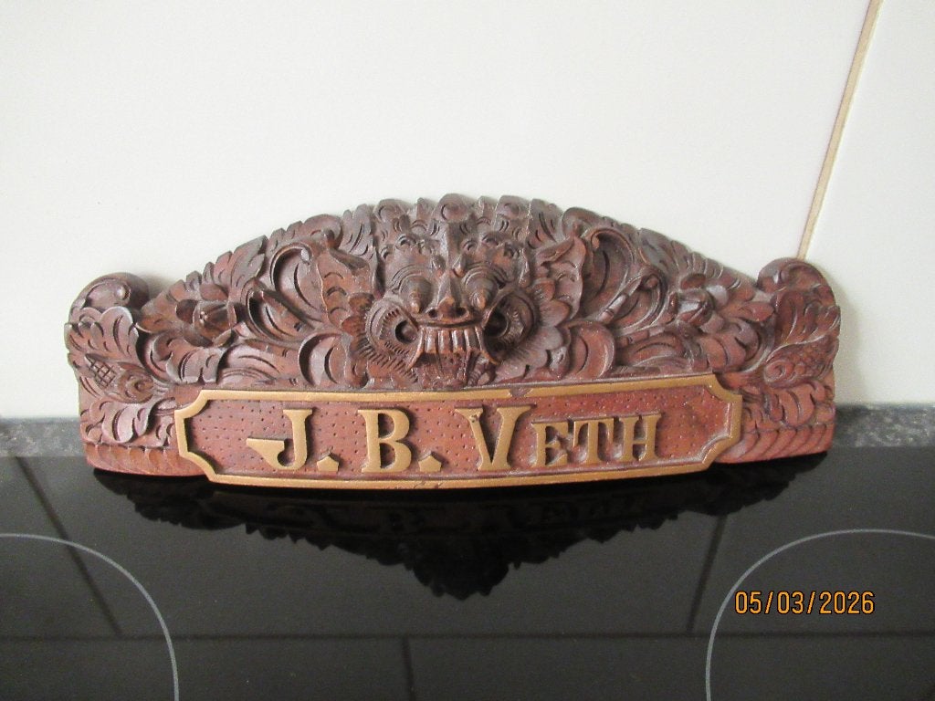 ANTIEK INDONESISCH HOUTSNIJWERK - NAAMPANEEL--J.B. VETH, Ophalen of Verzenden