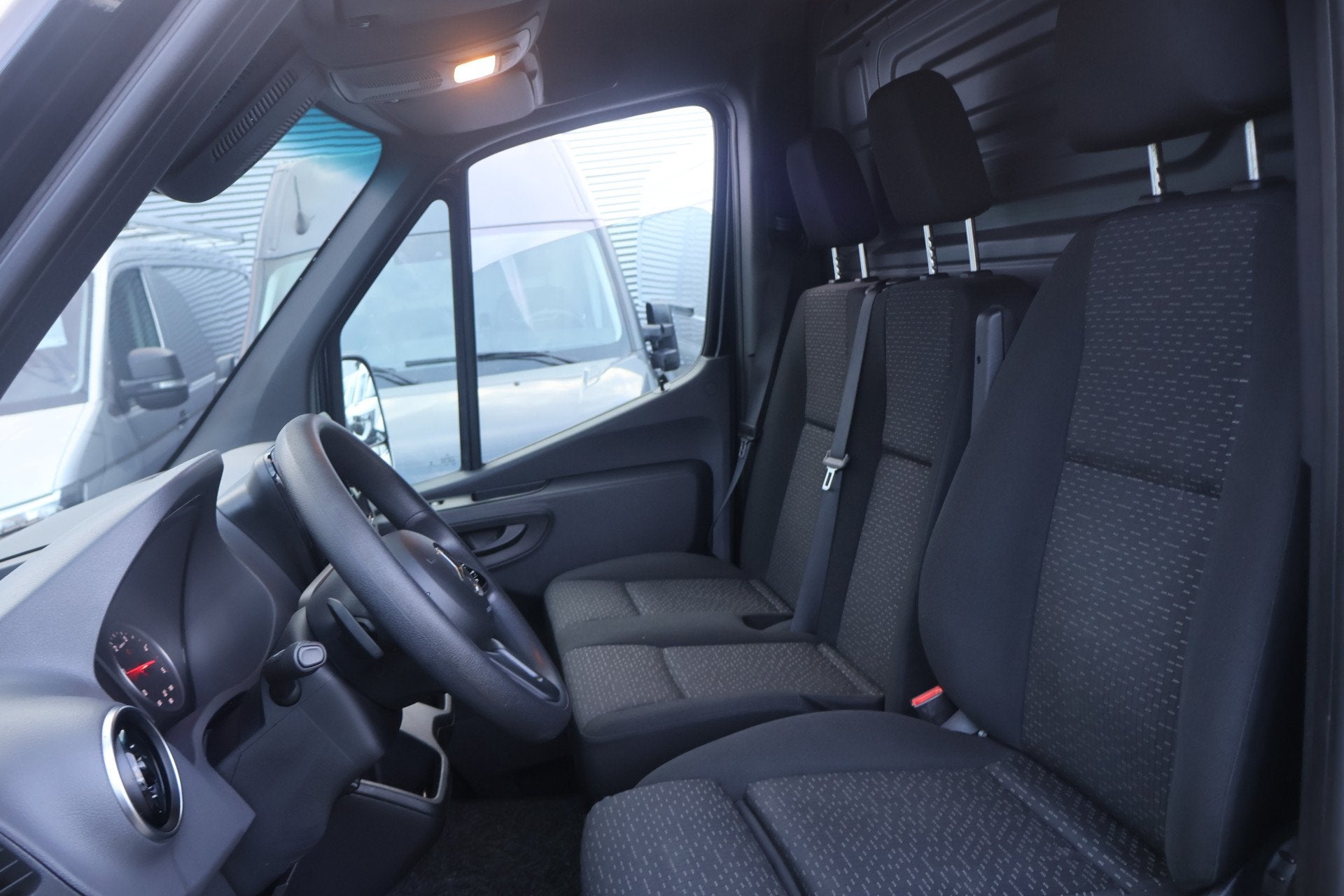 Mercedes-Benz Sprinter 316 CDI L1 H1 Automaat (bj 2020), Auto's, Gebruikt, Euro 6, 4 cilinders, Zwart