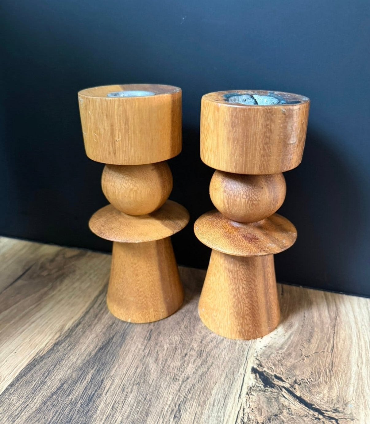 Twee Mid Century houten kandelaars ,aan 2 kanten kaarsen in., Bruin, Ophalen of Verzenden, Zo goed als nieuw, Kandelaar