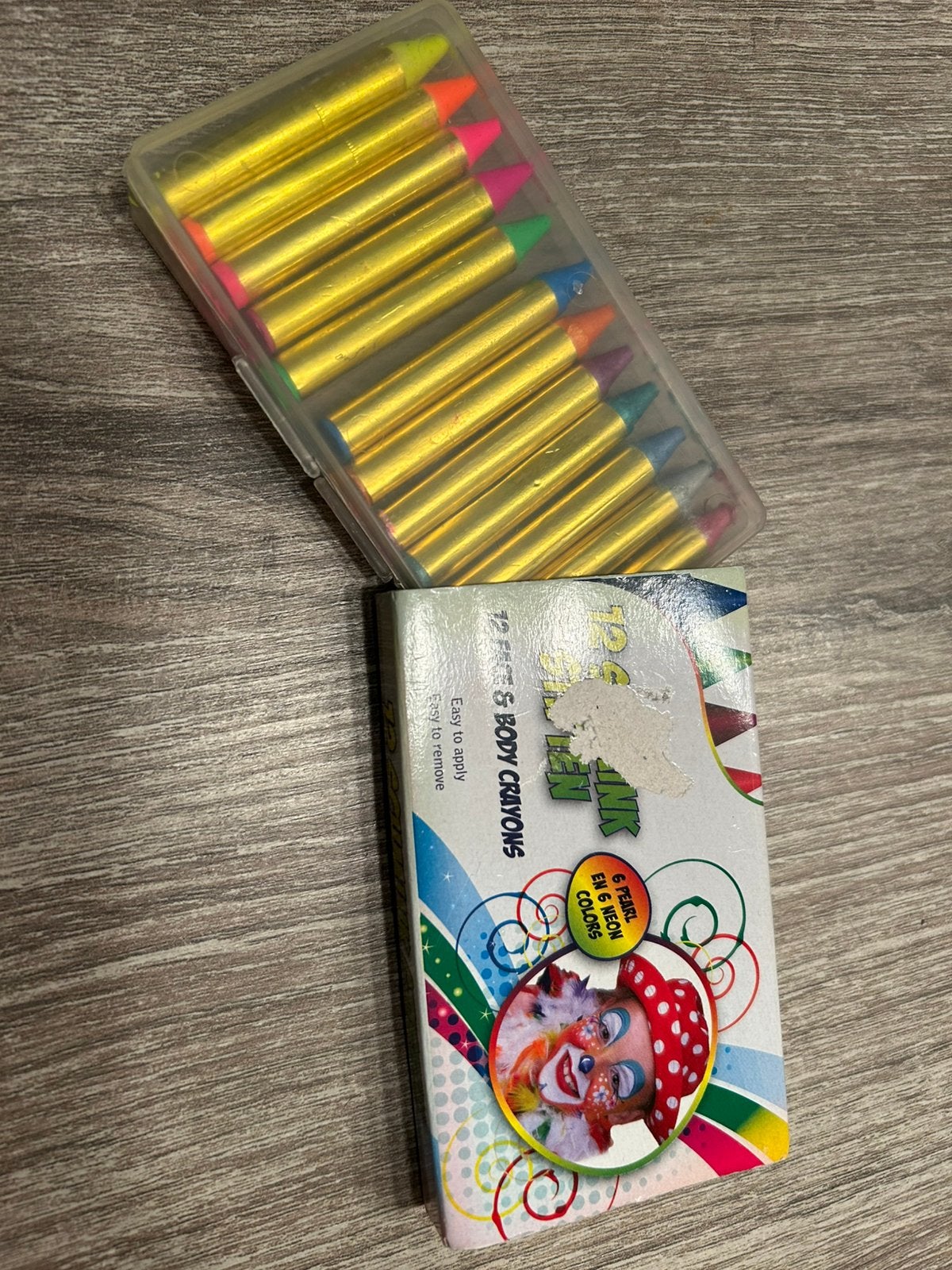 12 kleuren schmink stiften, Kleding | Dames, Carnavalskleding en Feestkleding, Ophalen of Verzenden, Zo goed als nieuw