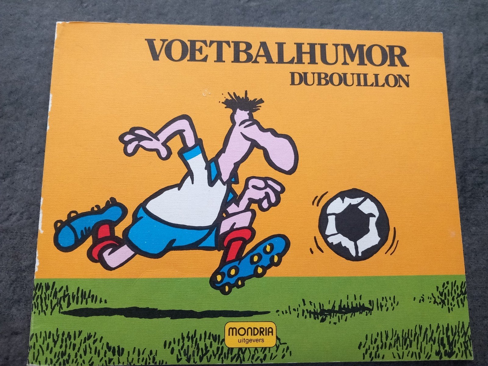 Voetbalhumor Dubouillon - Mondria Uitgevers, Boeken, Stripboeken, Gelezen, Dubouillon, Eén stripboek, Ophalen of Verzenden