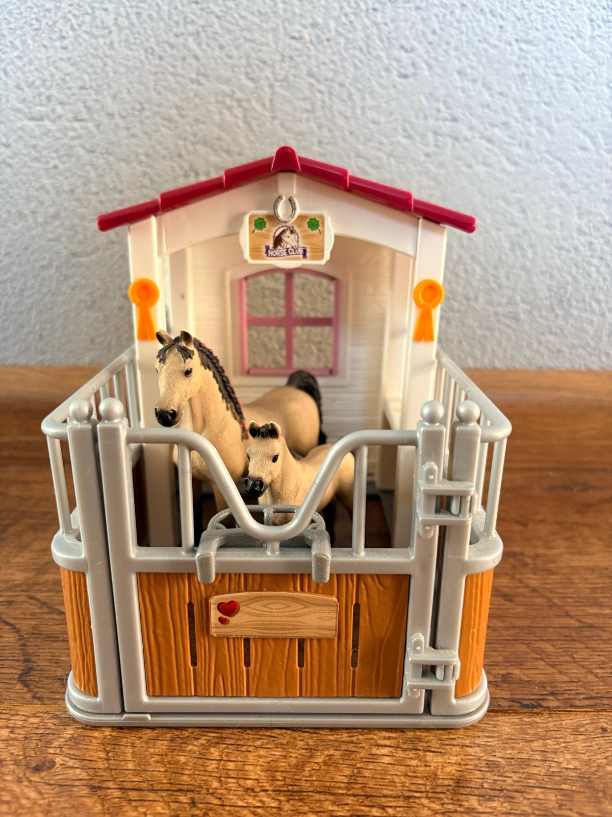 Schleich stal met twee parchtige Andalusisch paard en veulen, Ophalen of Verzenden, Zo goed als nieuw