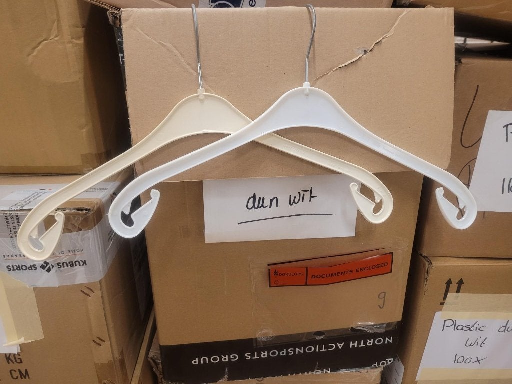 Kledinghangers Plat wit en dikke zwart, Ophalen, Kunststof, Gebruikt, ???