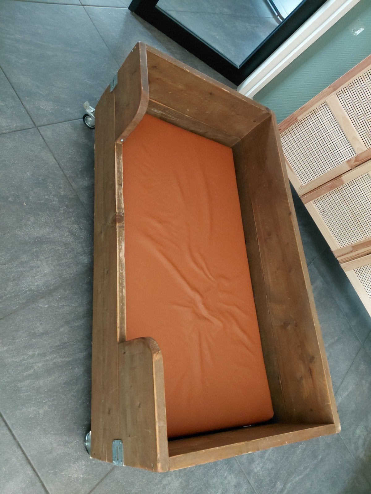 hondenmand hout met kussen, op wieltjes, Ophalen, Gebruikt, Hondenmand