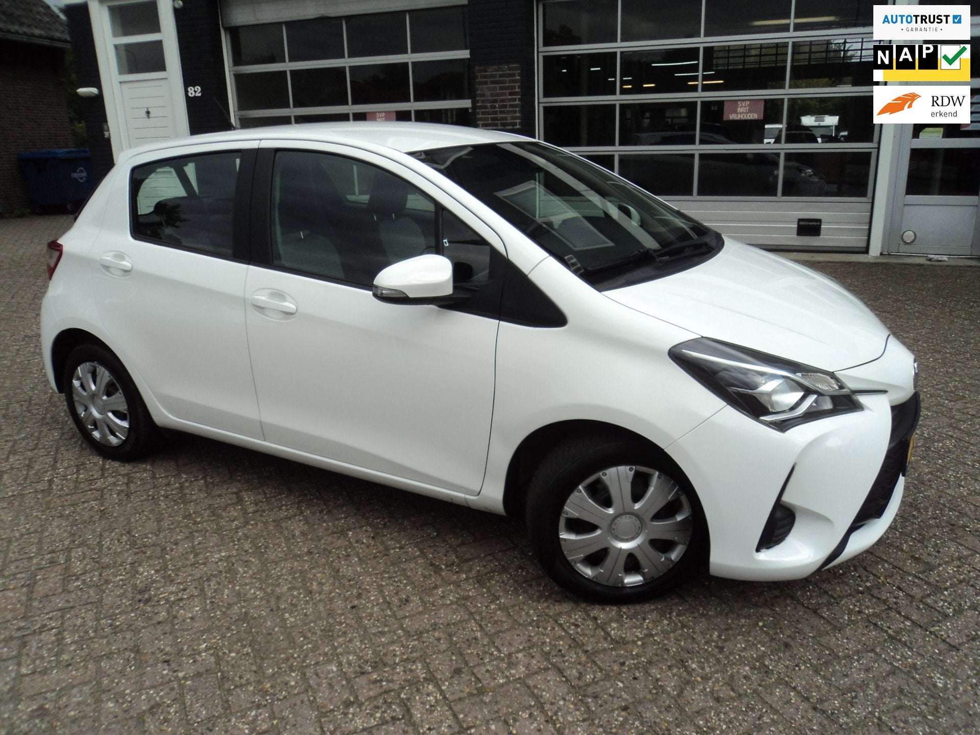 Toyota Yaris 1.5 VVT-i Active Cruise Control Camera, Auto's, Stof, 4 cilinders, Wit, Origineel Nederlands