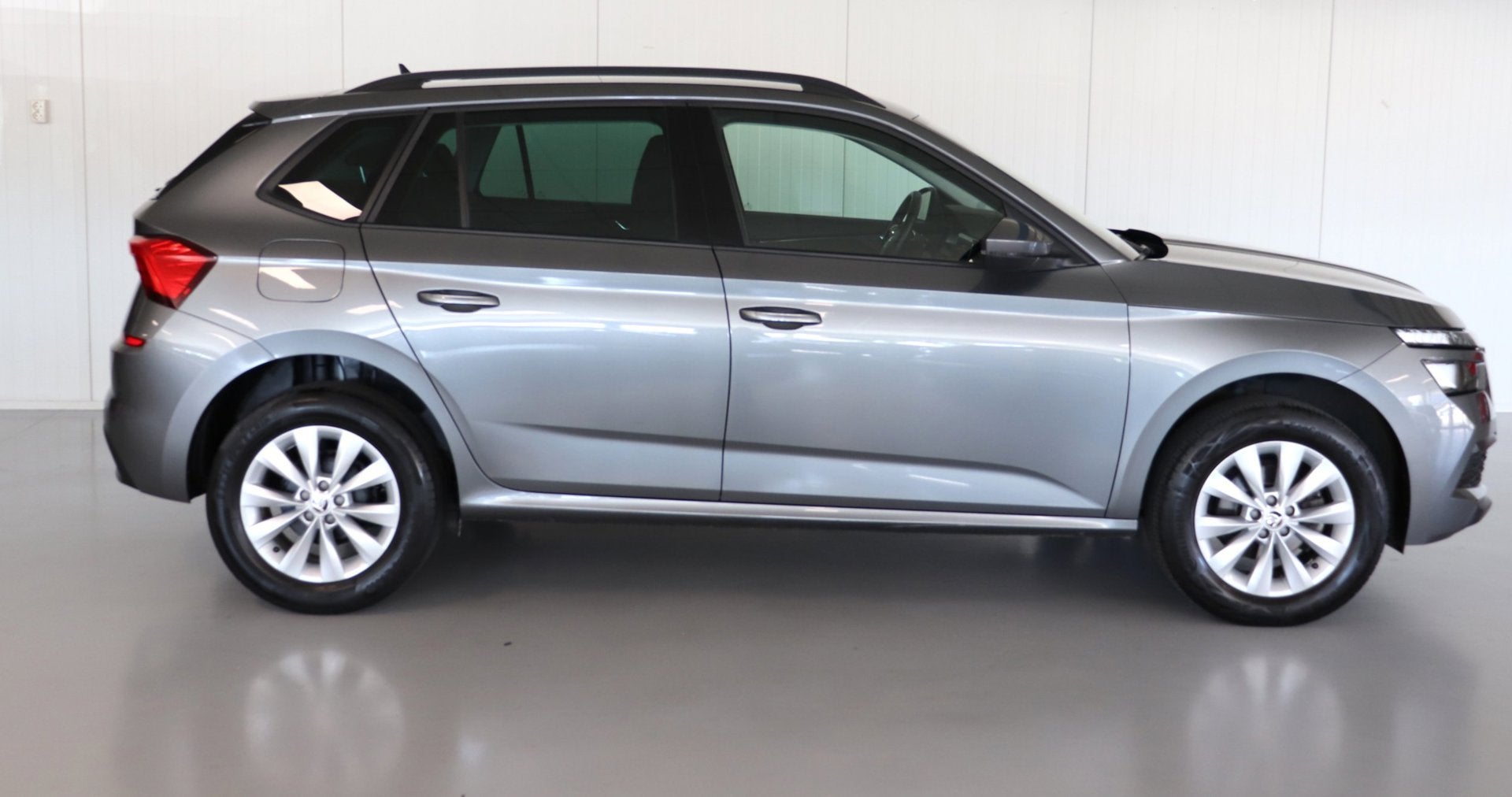 Skoda Kamiq 1.0 TSI Ambition | Camera | Trekhaak | CarPlay, Dealer onderhouden, Stof, Gebruikt, 620 kg