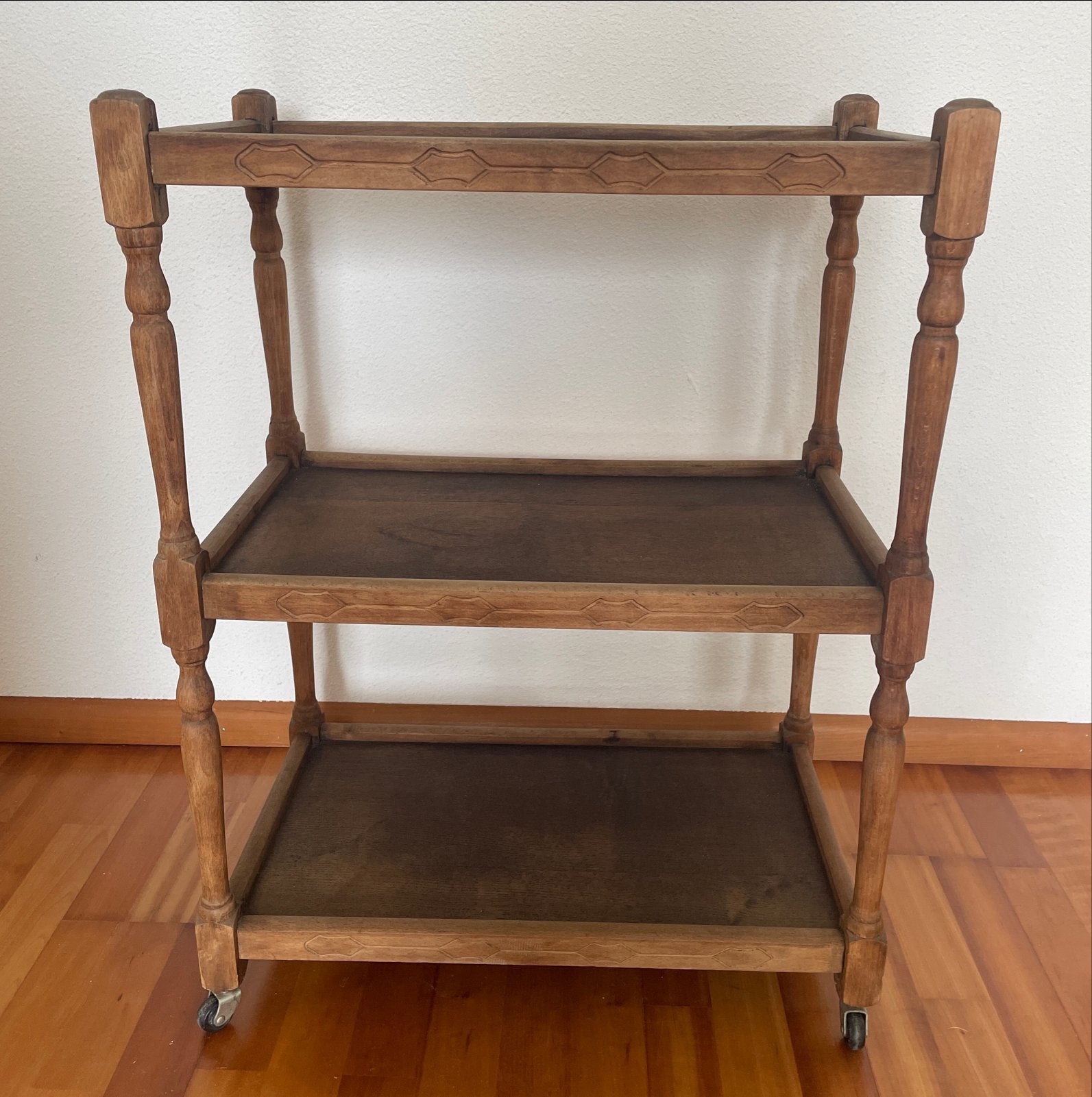 Vintage houten serveerwagen met 3 niveaus en wielen, Ophalen