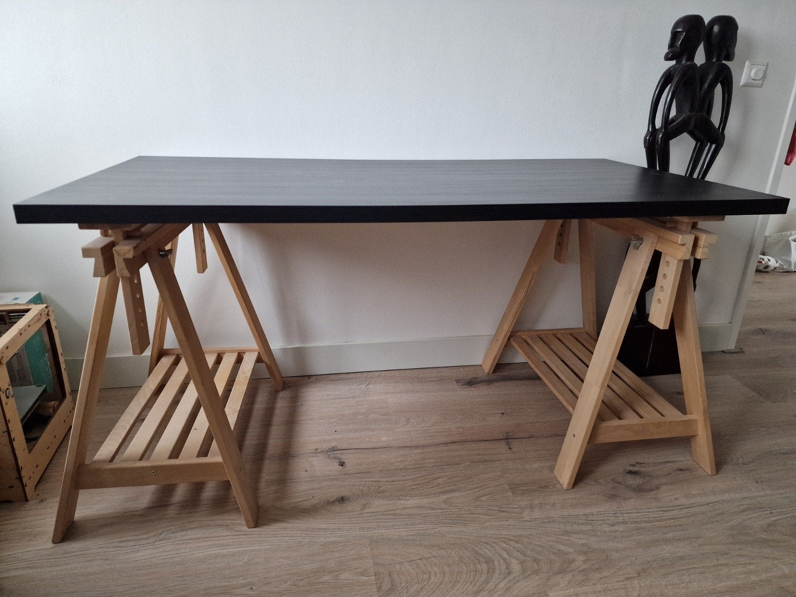 Bureau met zwart blad en houten schragen, Ophalen, Gebruikt, 100 tot 150 cm, Modern, Industrieel