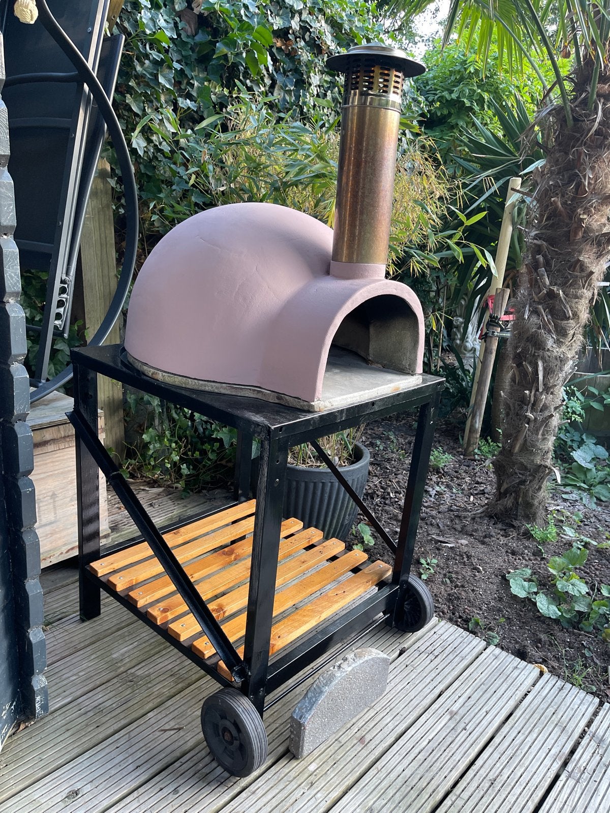 Unieke Roze/Terra-cotta Pizza Oven op Zwarte Wagen, Ophalen, Zo goed als nieuw, Houtskool, Vrijstaand
