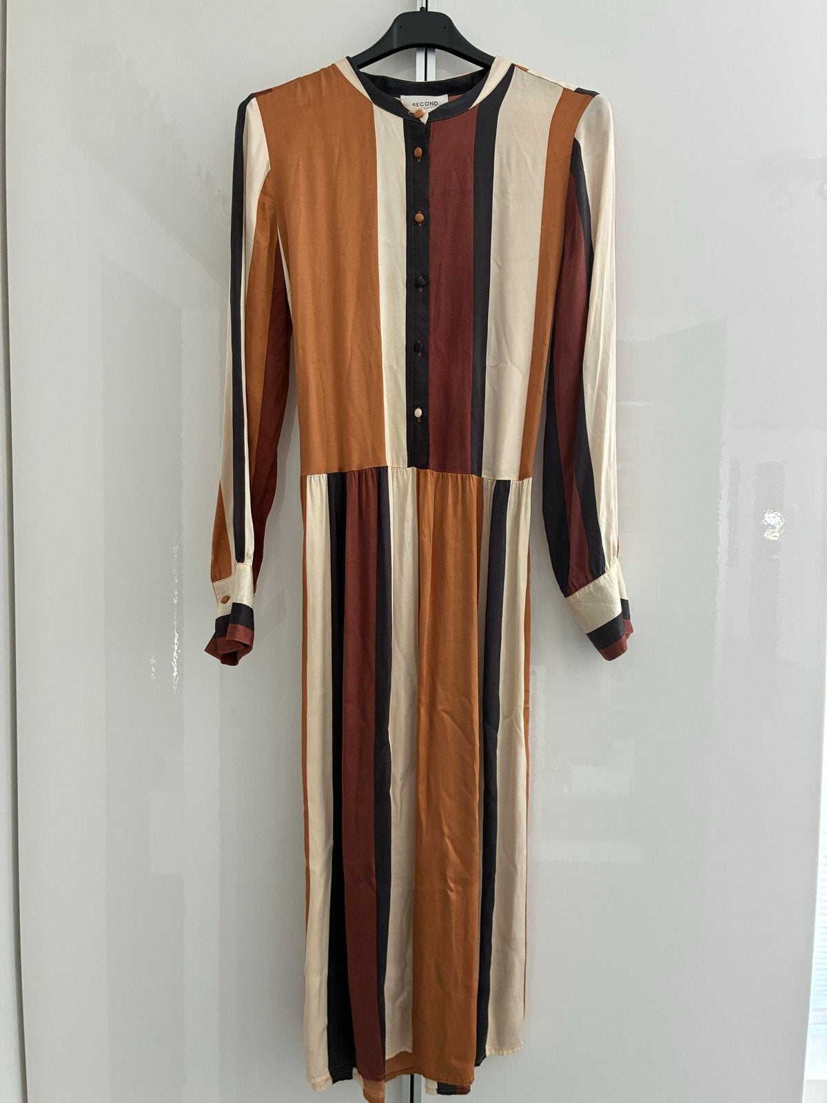 Second Female gestreepte midi jurk met strikceintuur, Kleding | Dames, Jurken, Bruin, Ophalen of Verzenden, Zo goed als nieuw