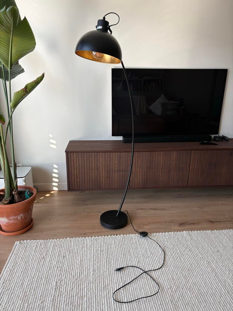 Vloerlamp Loods 5 zwart met goudlook binnenkant, gebruikt, Huis en Inrichting, Lampen | Vloerlampen, Ophalen, Gebruikt, Metaal