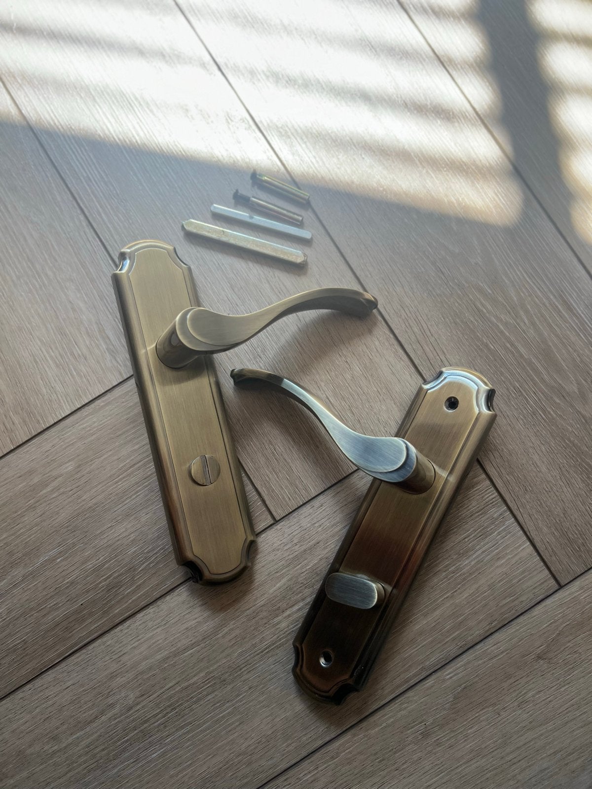 Deurklinken set - Antiek brons/messing look WC Slot, Doe-het-zelf en Verbouw, Hang- en Sluitwerk, Ophalen of Verzenden, Zo goed als nieuw