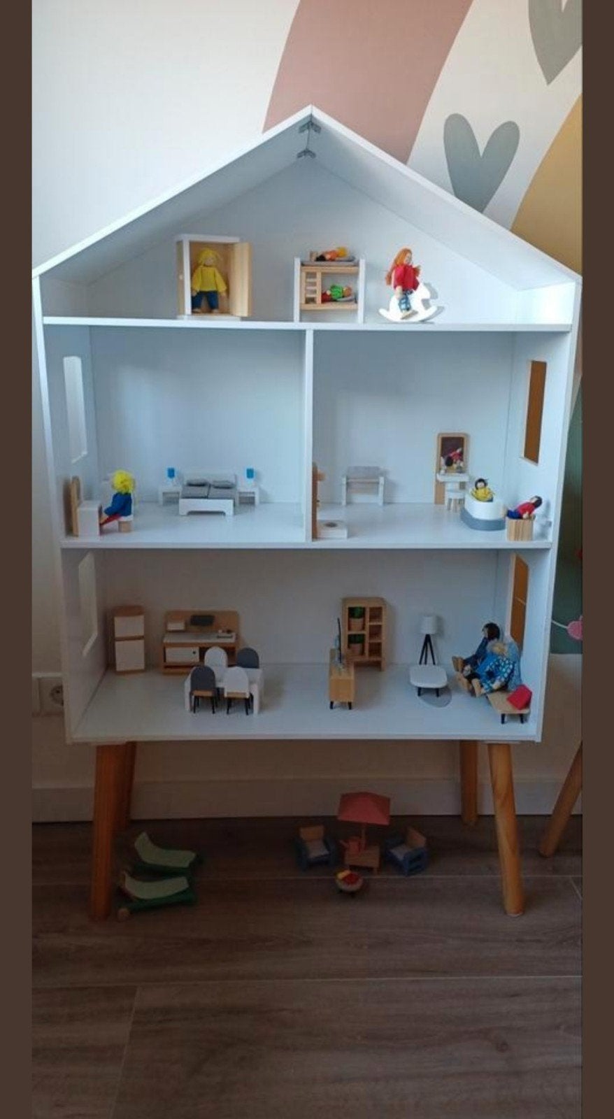Groot houten poppenhuis met meubels en poppen, Ophalen, Zo goed als nieuw, Poppenhuis