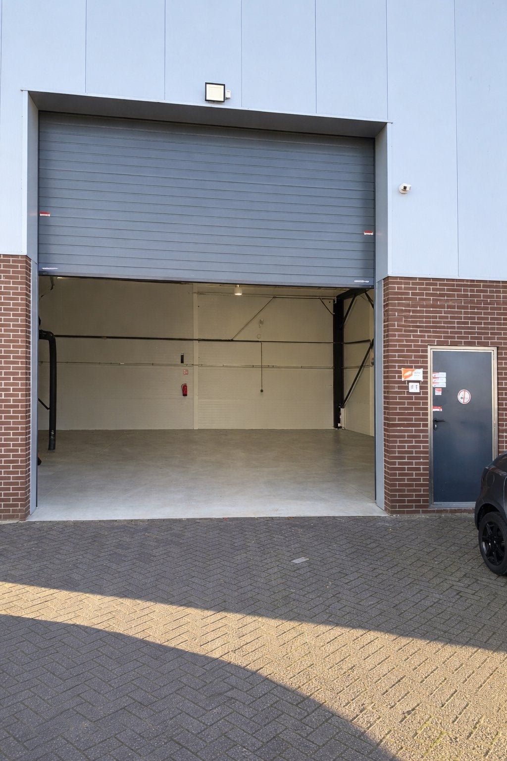COMPLETE AUTOGARAGE / BEDRIJFSRUIMTE Roosendaal