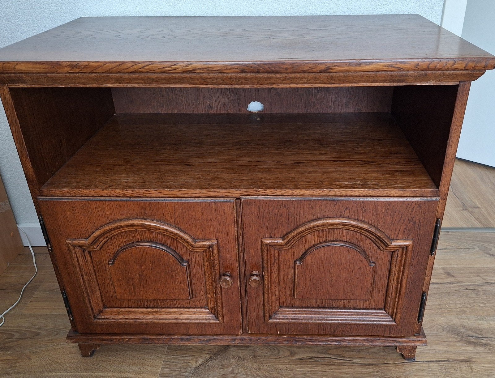 Vintage houten kastje met deurtjes en plank, Ophalen, Gebruikt, Klassiek, 50 tot 100 cm