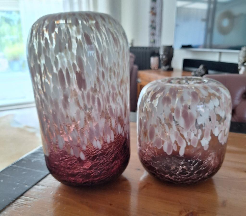 Set van 2 Colmore vazen - Glas, bordeaux/rosewit gespikkeld, Huis en Inrichting, Woonaccessoires | Vazen, Zo goed als nieuw, Overige kleuren