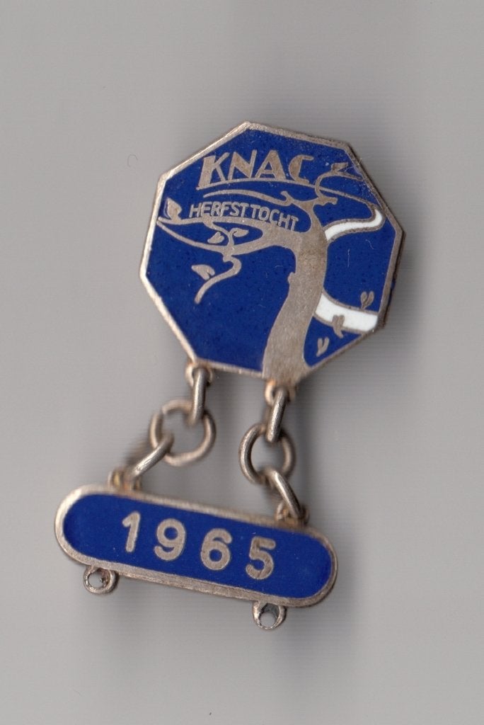 KNAC Herfsttocht emaille broche Rally Rit Auto speldje, Verzamelen, Gebruikt, Verzenden, Transport, Speldje of Pin