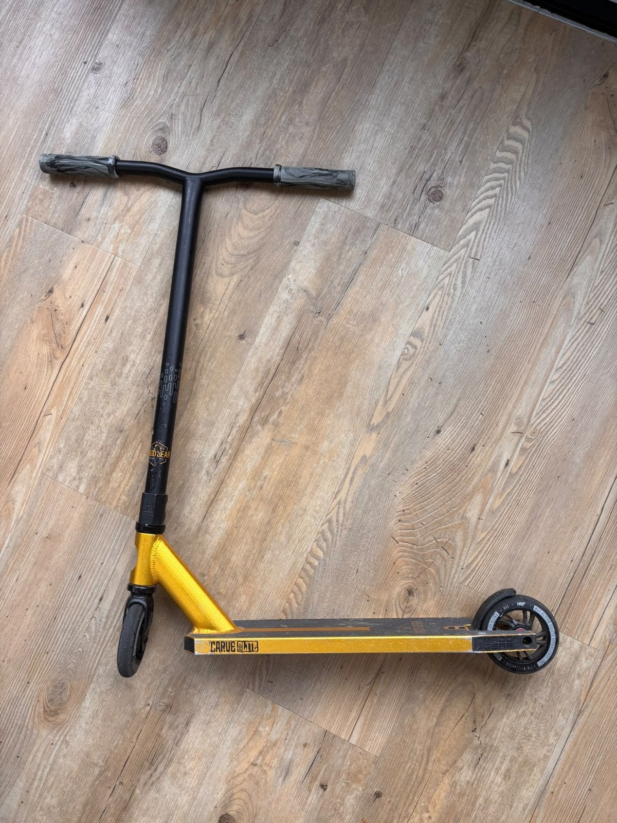 Madd Gear Carve Elite Stuntstep - Goud/Zwart, Fietsen en Brommers, Ophalen, Gebruikt, Gewone step