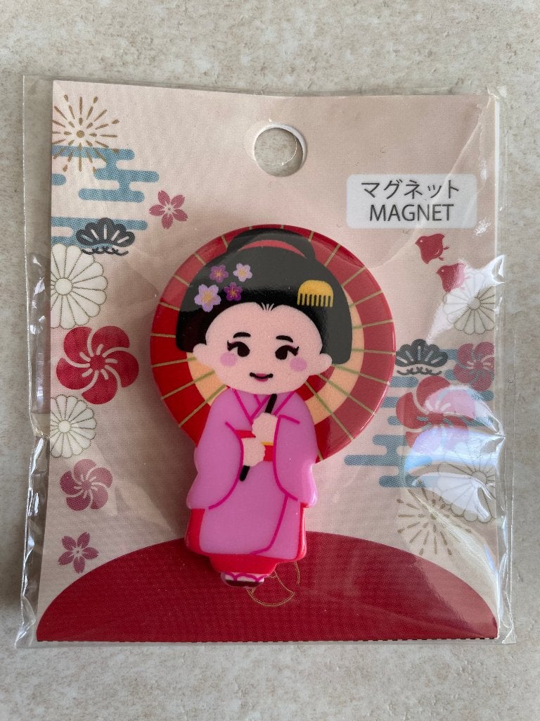 Koelkast magneet Japanse vrouw / geisha, nieuw, 5 x 3 cm., Verzamelen, Overige Verzamelen, Nieuw, Ophalen of Verzenden