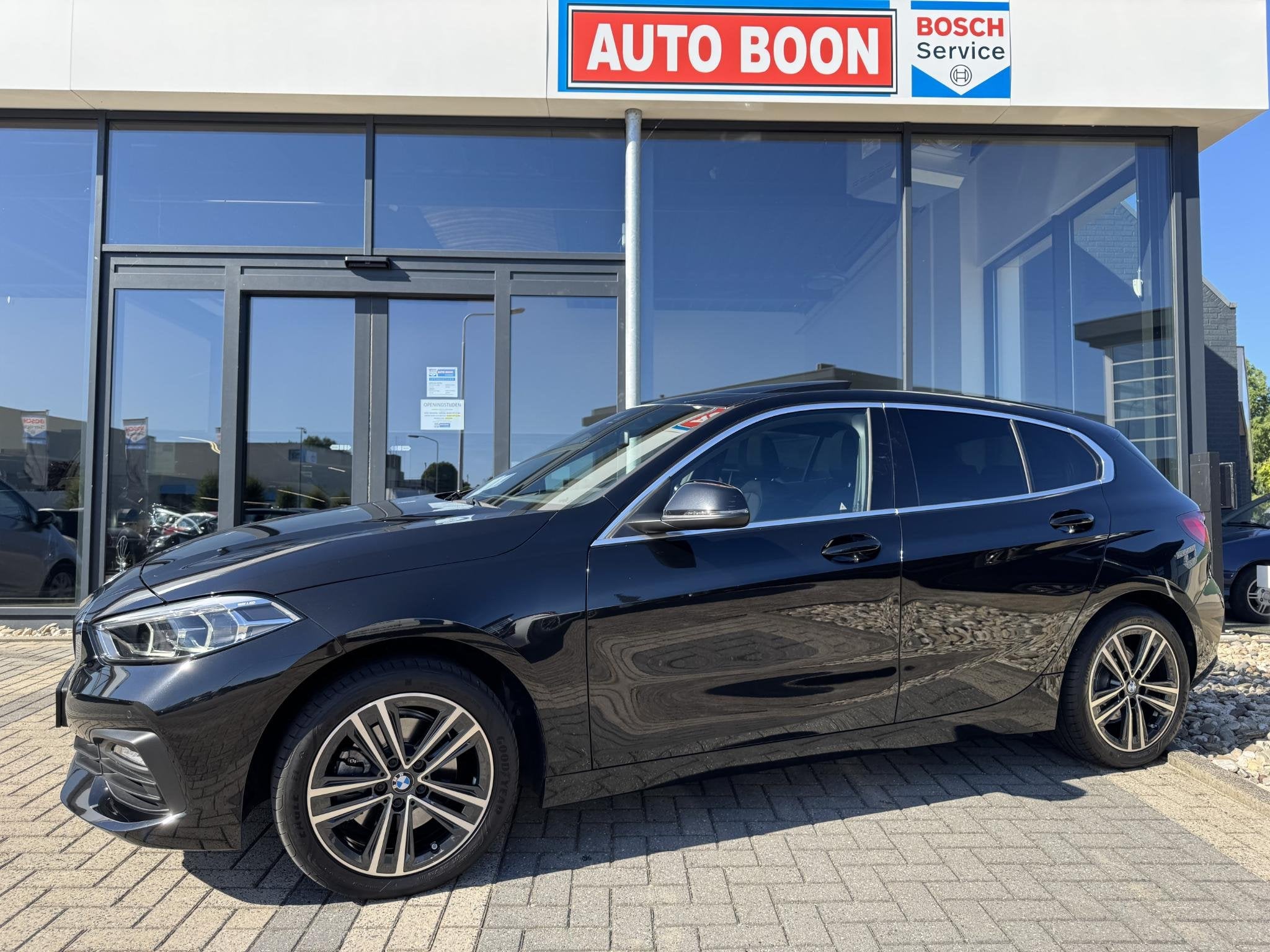 BMW 1-serie 118i 136PK PANO/APPCARPL/FULL LED/SPORT INT/ 2XP, Auto's, Dealer onderhouden, Gebruikt, Zwart, Origineel Nederlands