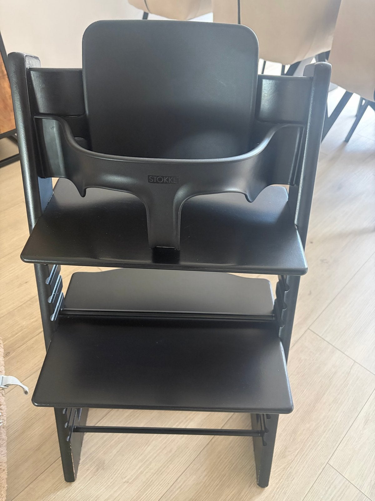 Zwarte Stokke Tripp Trapp kinderstoel complete set, Ophalen, Zo goed als nieuw, Meegroeistoel, Gordel(s)
