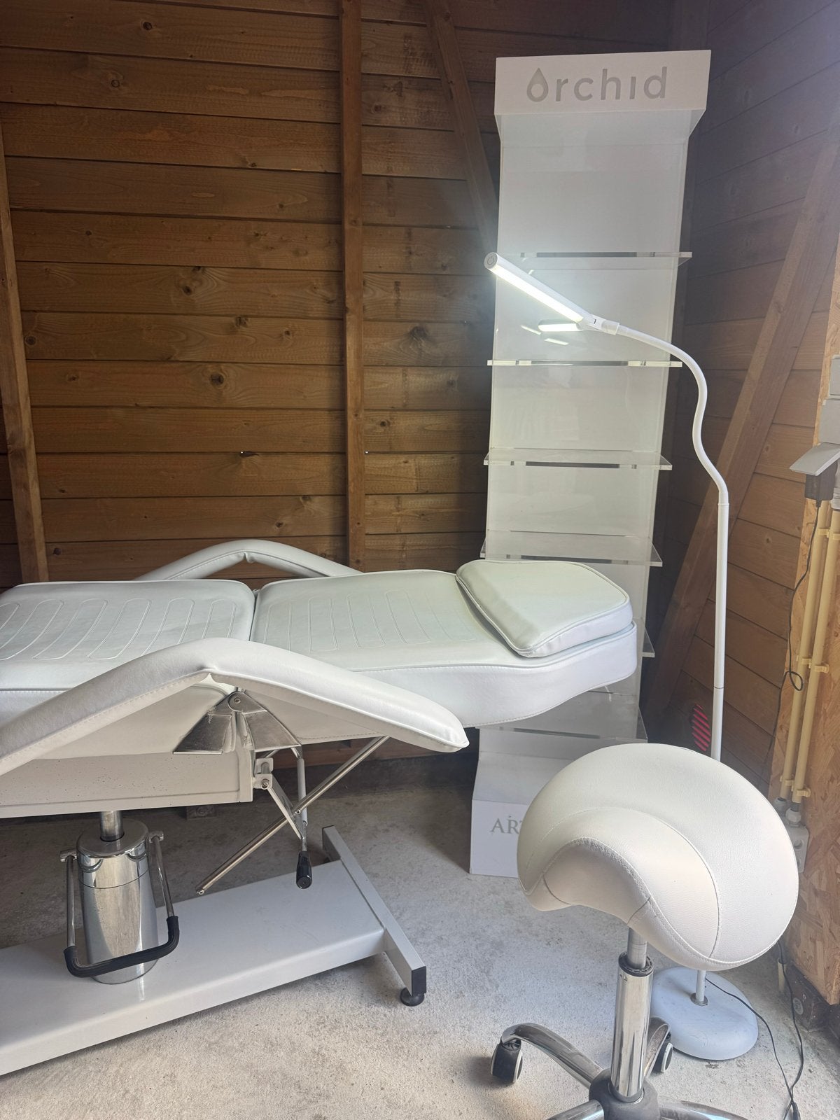 Behandelstoel, krukje, vitrinekast en LED lamp, Huis en Inrichting, Stoelen, Ophalen, Kunststof, Gebruikt, Twee