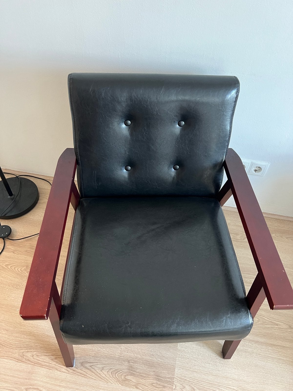 Zwarte fauteuil met houten armleuningen, Ophalen, Gebruikt, Zwart, Eén