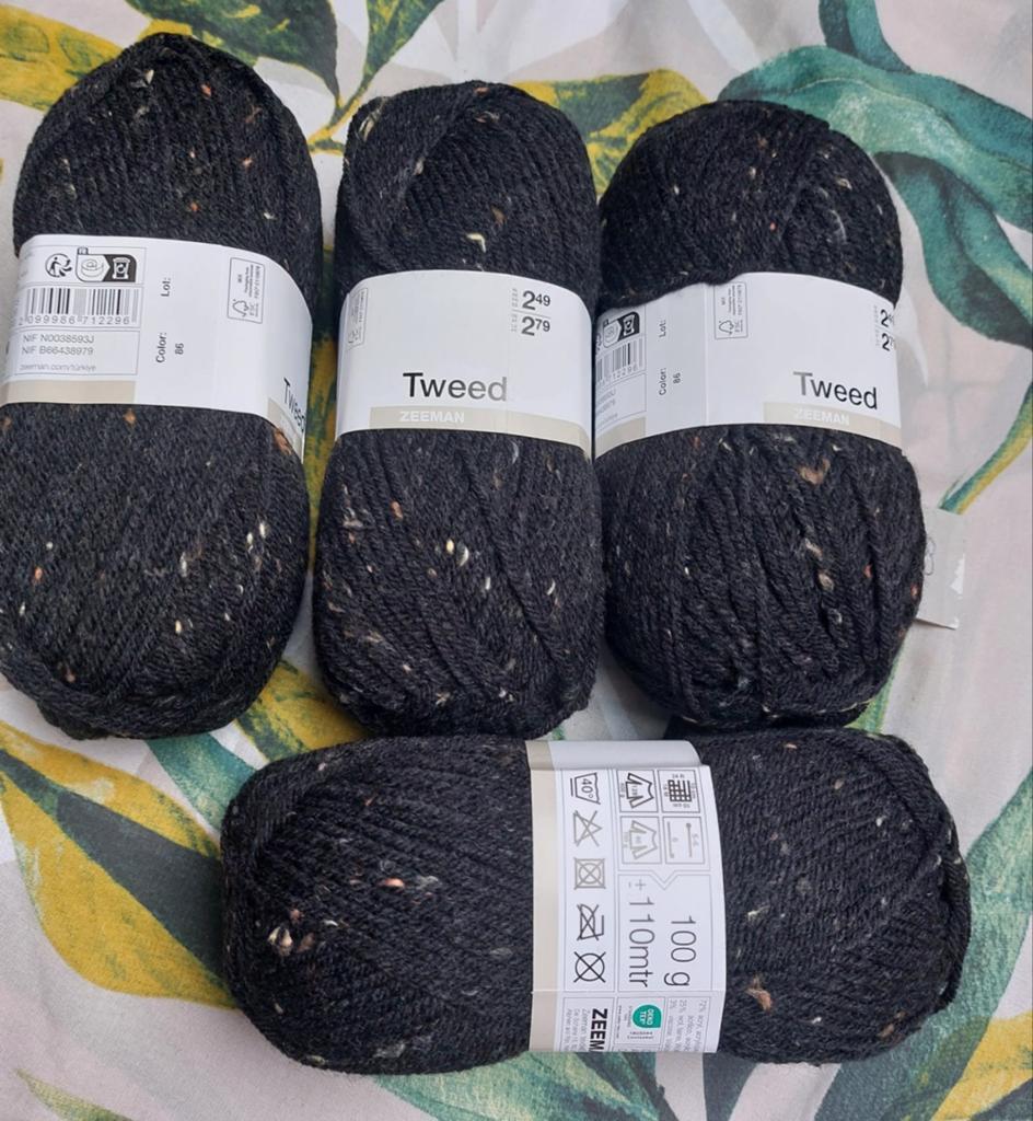 4 bollen wol zwart gespikkelt (Tweed), Hobby en Vrije tijd, Breien en Haken, Ophalen of Verzenden, Nieuw, Breien of Haken, Wol of Garen