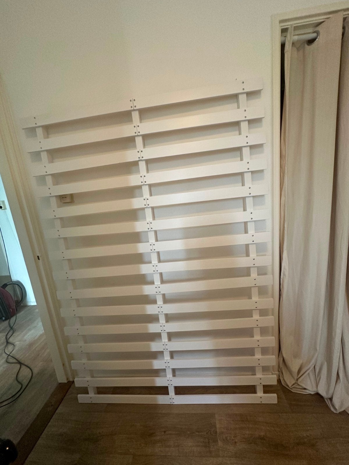 Laag wit bedframe te koop, Ophalen, Zo goed als nieuw, Twijfelaar