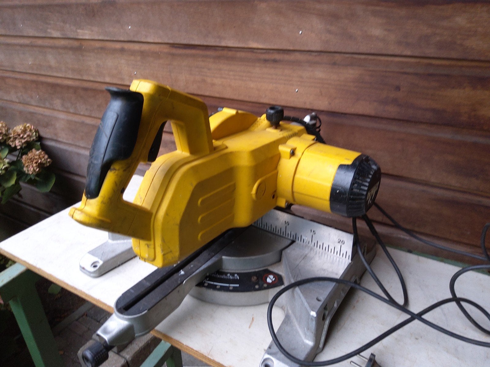 DeWalt afkortzaag DW770, Doe-het-zelf en Verbouw, Ophalen, 1200 watt of meer, Afkortzaag, 70 mm of meer