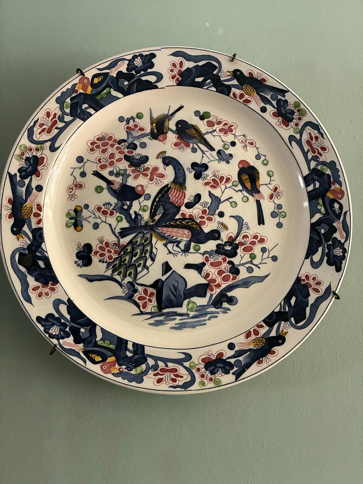Twee Antieke Japanse porseleinen borden, pauwen en bloemen, Antiek en Kunst, Ophalen