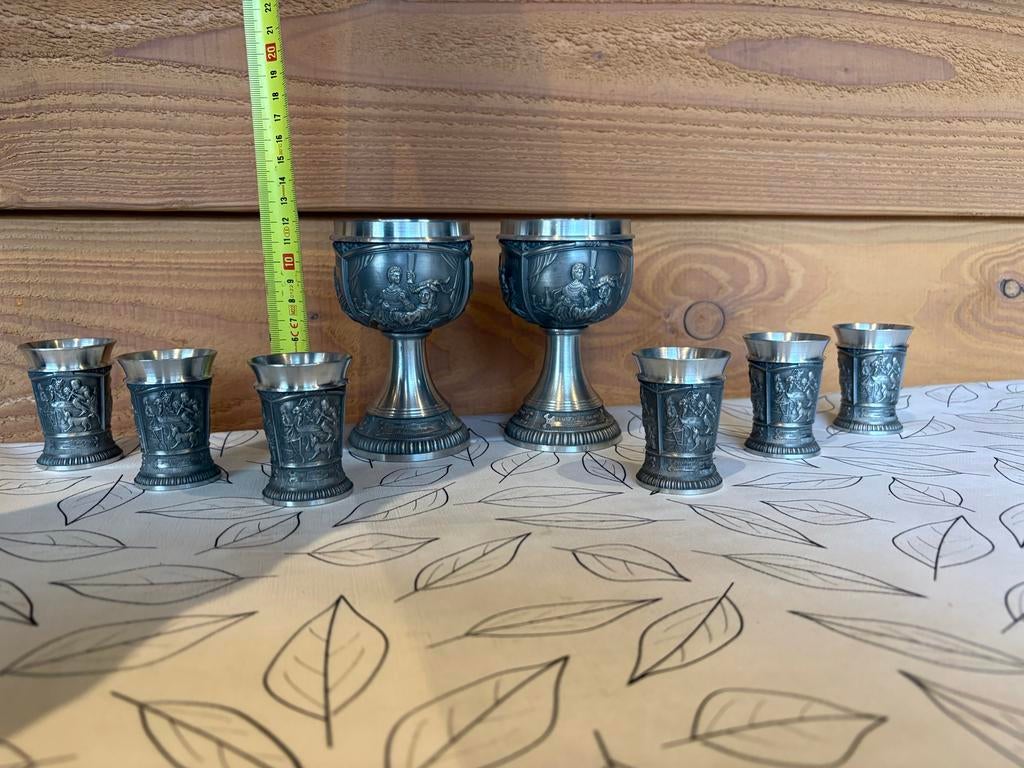 Set van 9 tinnen bekers en kelken met reliëf, Antiek en Kunst, Antiek | Tin, Ophalen of Verzenden