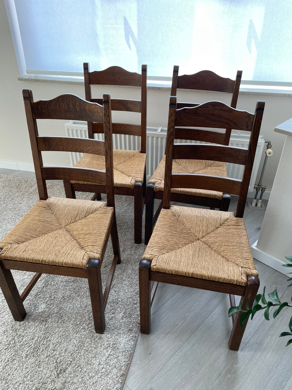 4 stoelen met rieten zitting, Huis en Inrichting, Stoelen, Ophalen, Zo goed als nieuw, Bruin