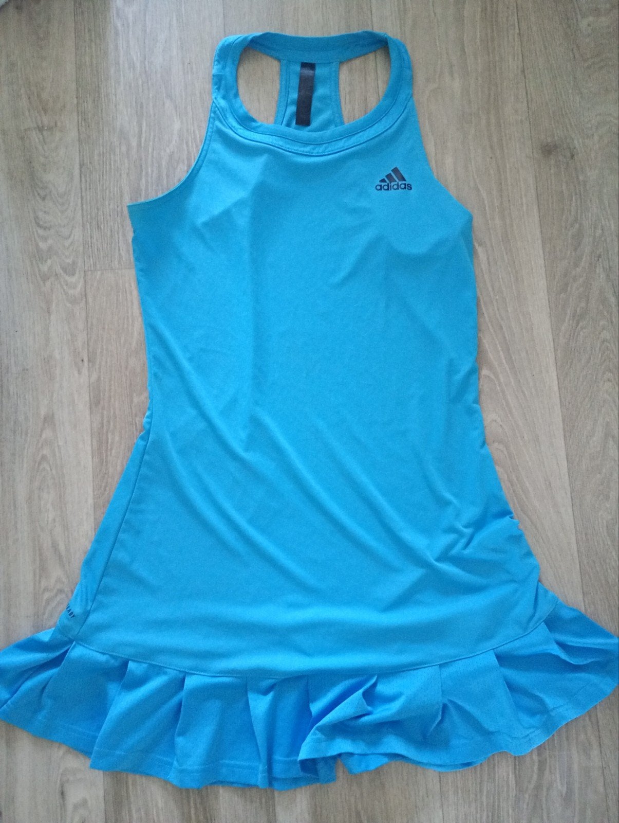Lichtblauwe Adidas Club Tennisjurk met Geplooide Rok, Kleding | Dames, Sportkleding, Ophalen of Verzenden, Zo goed als nieuw, Racketsport
