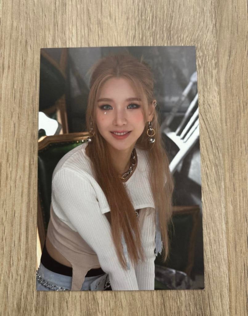 loona heejin # bbc postcard kpop k.pop, Ophalen of Verzenden, Zo goed als nieuw, Foto of Kaart