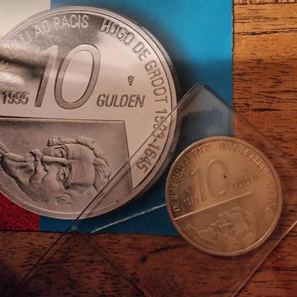 Zilveren tientje ter ere van 350e sterfdag Hugo de Groot, Koningin Beatrix, Zilver, Ophalen of Verzenden, Losse munt