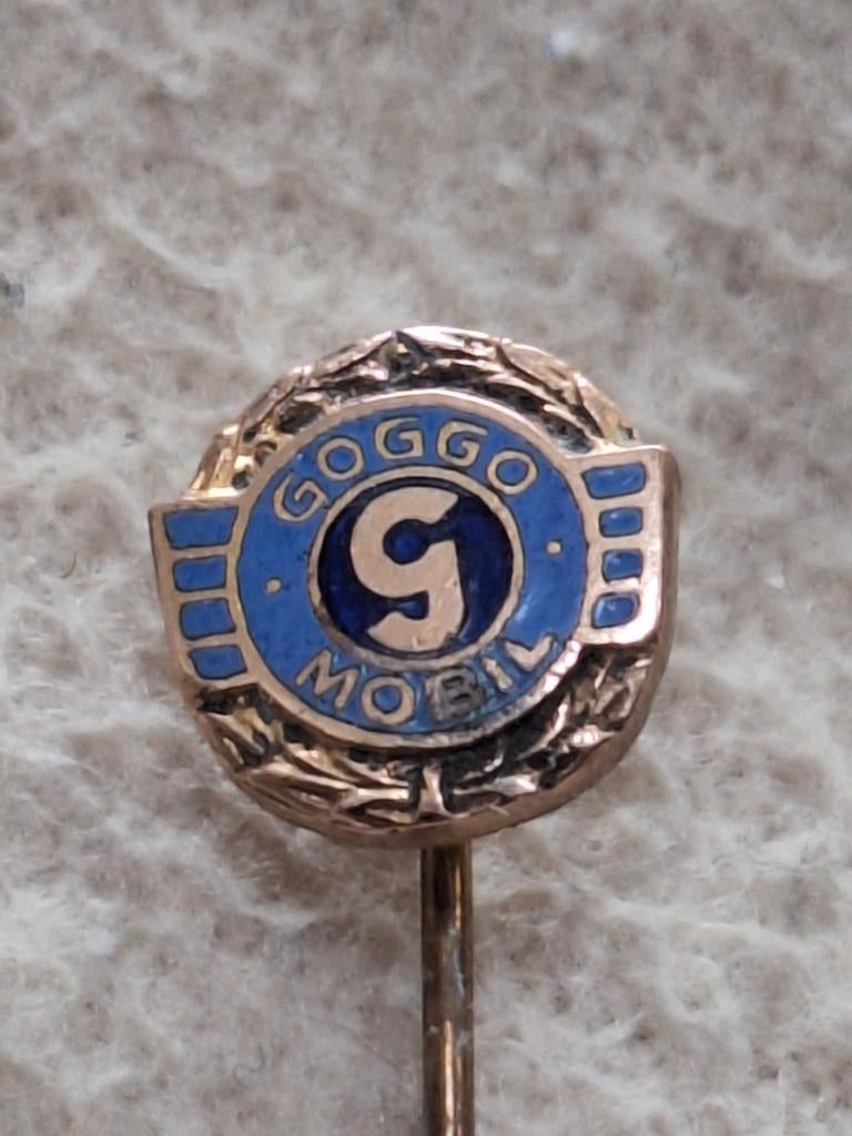 AUTOMOBILIA : GOGGO MOBIL , Mooie ,Emaille speld, Verzenden, Zo goed als nieuw, Merk, Speldje of Pin
