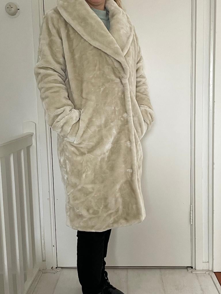Chique lichte bontjas van fake fur, Maat 38/40 (M), Beige, Ophalen of Verzenden, Zo goed als nieuw