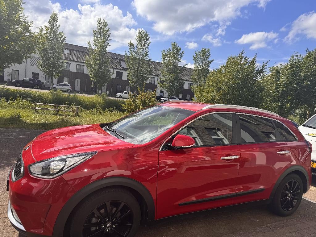 Kia Niro 1.6 GDi Hybrid 141pk Dct6 2016 Rood, Auto's, 74 €/maand, Origineel Nederlands, 26 km/l, SUV of Terreinwagen
