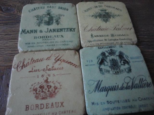 4 verschillende CHATEAU wijn COASTERS, onderzetters, Huis en Inrichting, Ophalen of Verzenden, Zo goed als nieuw, Glas of Kopje