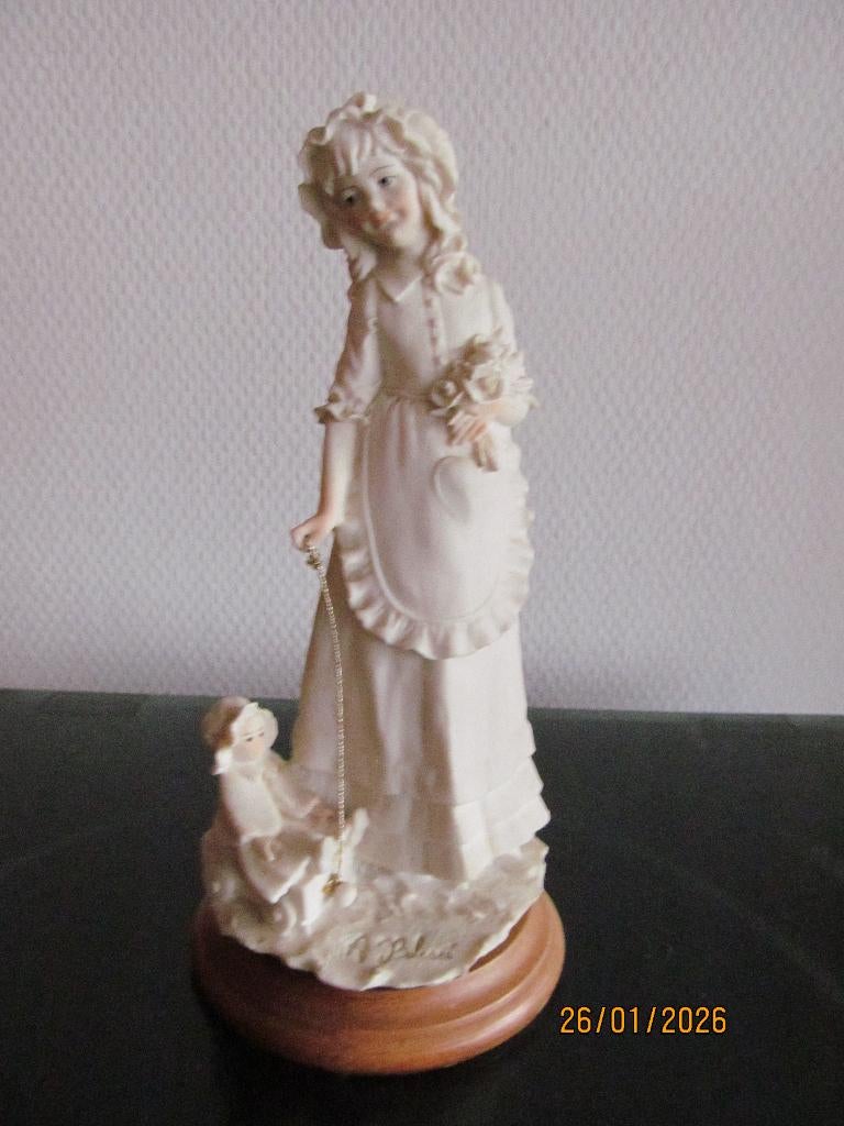 Beeldje Capodimonte by A. BELCARI meisje met popje 1985, Verzamelen, Beelden en Beeldjes, Zo goed als nieuw, Mens, Ophalen