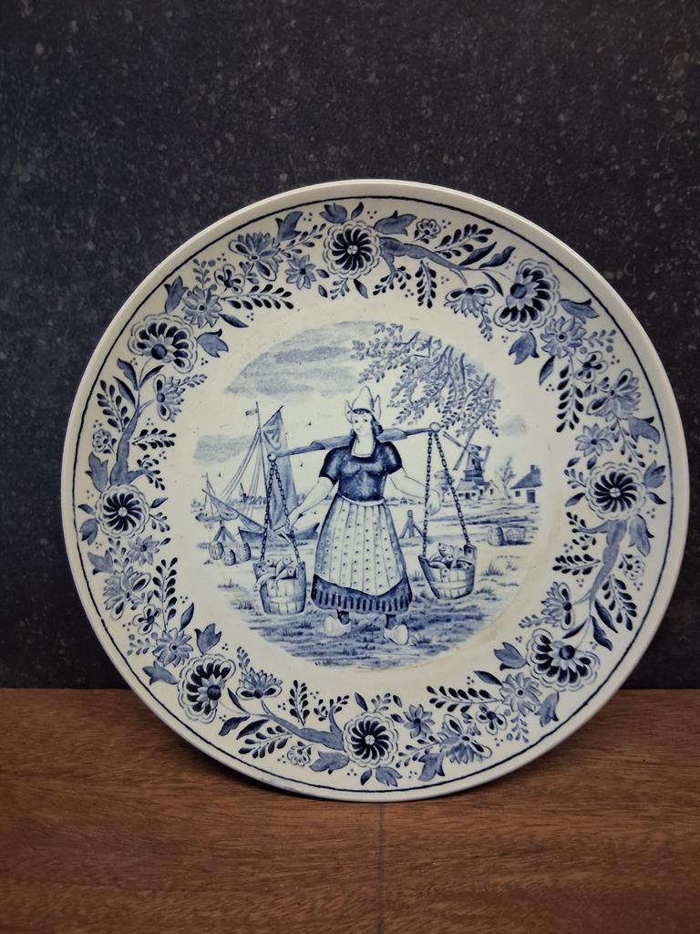 Wandbord  boch  Delfts  vissersvrouw  met juk en vissen, Antiek en Kunst, Antiek | Wandborden en Tegels, Ophalen of Verzenden