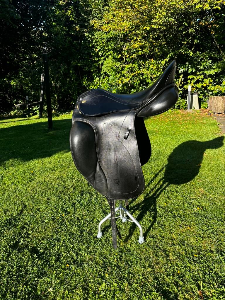 Kentaur Elektra dressuurzadel 18 inch – bieden vanaf €500, Dieren en Toebehoren, Paarden en Pony's | Zadels, Zo goed als nieuw