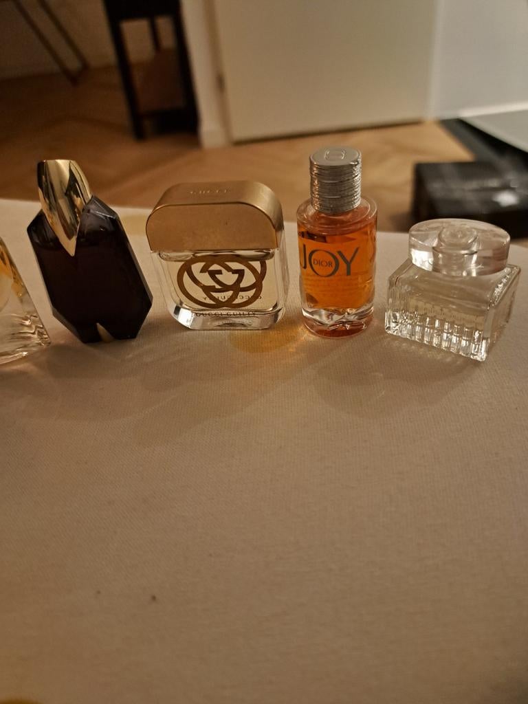 Verschillende parfum miniaturen, Ophalen of Verzenden, Zo goed als nieuw, Miniatuur