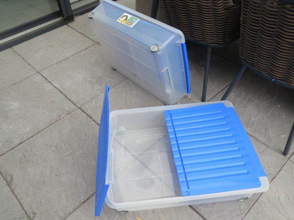 2 curver  opbergboxen  voor onder het bed  met vier wieltjes, Doe-het-zelf en Verbouw, Kratten en Dozen, Ophalen, Gebruikt, Minder dan 35 cm