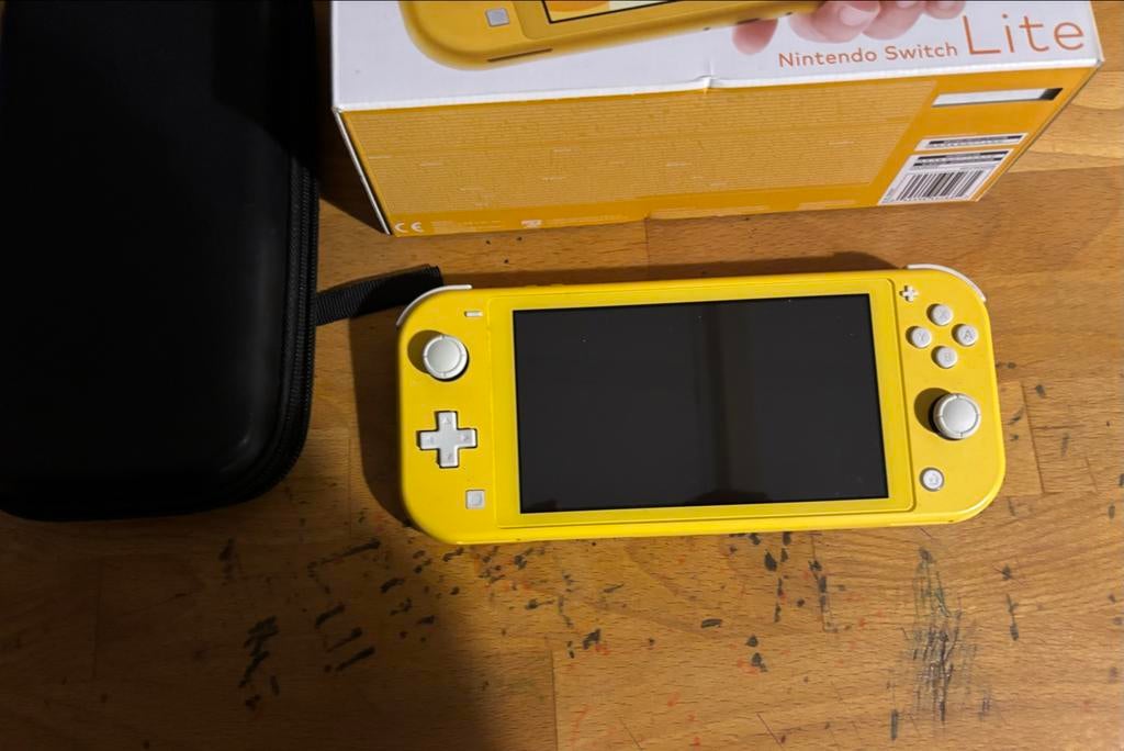 Nintendo Switch Lite Geel met hoesje en doos, Spelcomputers en Games, Spelcomputers | Nintendo Switch, Ophalen, Zo goed als nieuw