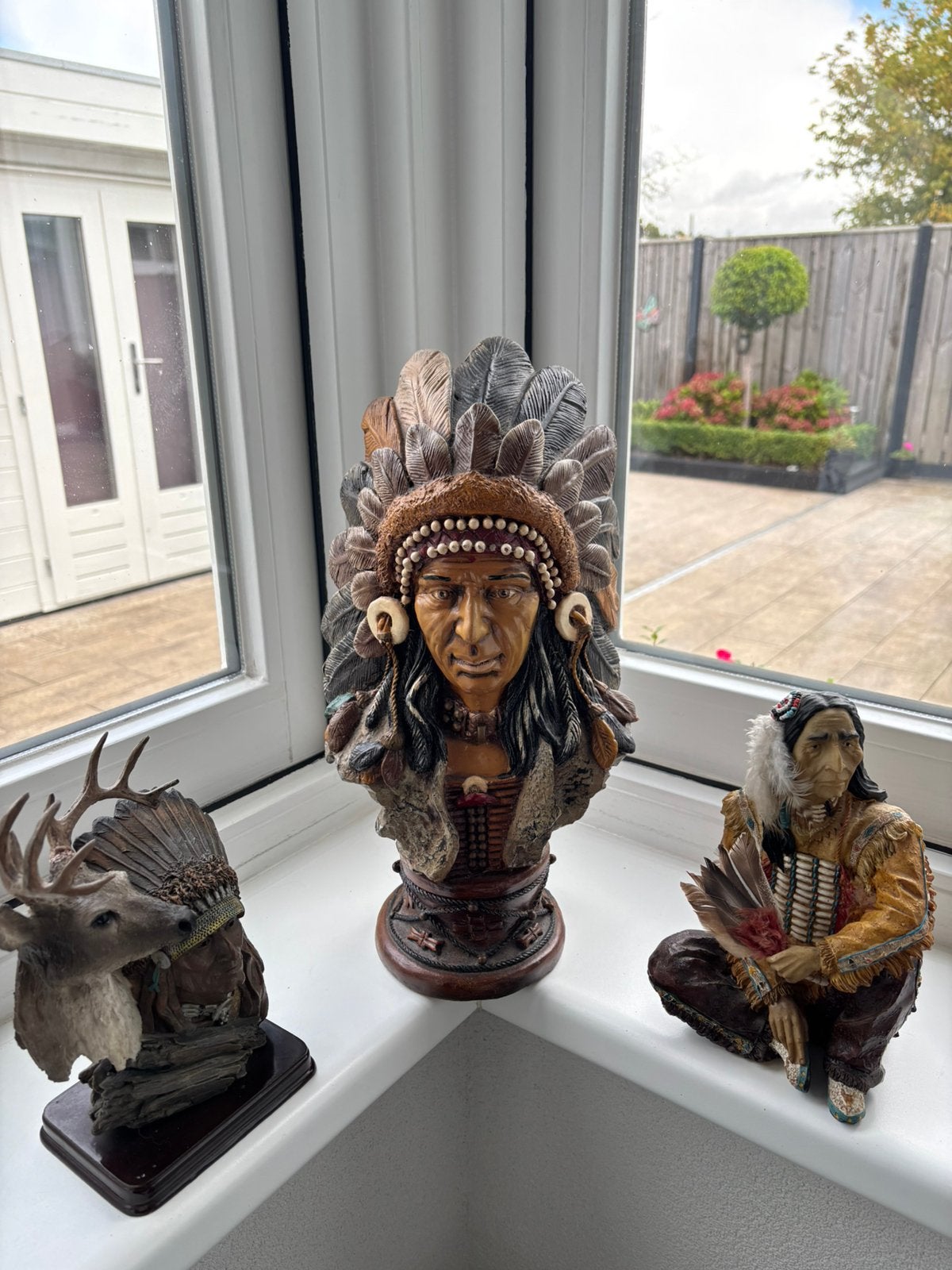 Set van 3 Indianen beelden - Hars - Handgemaakt, Ophalen, Kunststof, 20 - 50 cm, Beeld